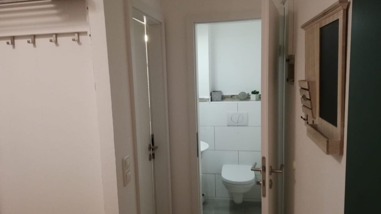 Der Eingangsbereich mit Blick auf das kleine WC Der Eingangsbereich mit Blick auf das kleine WC